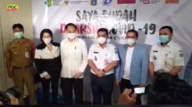 Wagub DKI Jakarta (ketiga dari kanan) usai meninjau pelaksanaan penyuntikan vaksin AstraZeneca di PGC Cililitan, Jakarta Timur, Rabu (5/5/2021). [Dok. Warga]