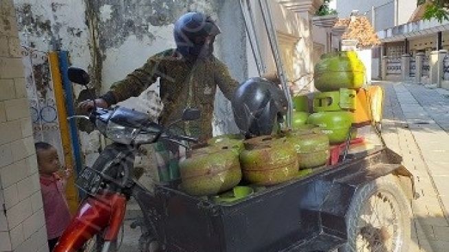 Kisah Haru Ayah Difabel di Tegal: Jual Gas Keliling dan Mengajar demi Anaknya ke Pesantren