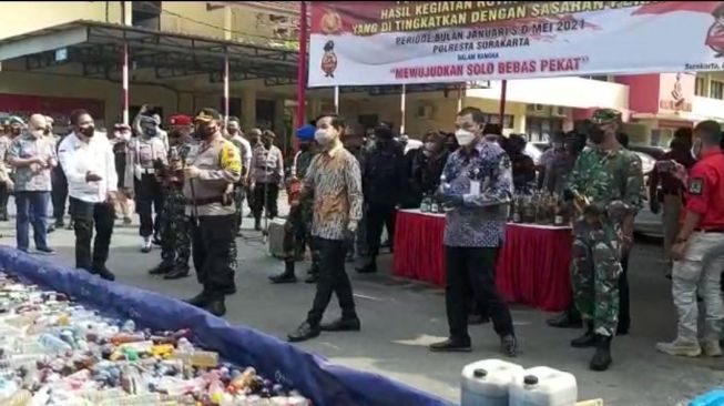 Pertama Kali Musnahkan Miras, Botol yang Dipilih Gibran Jadi Sorotan
