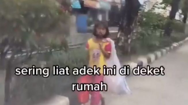 Mulung Cari Nafkah Buat Ayah dan Adik, Gadis Kecil Semringah Ketiban Rezeki