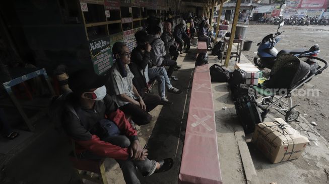 Sejumlah calon penumpang menunggu bus di Terminal Lebak Bulus, Jakarta, Rabu (5/5/2021). [Suara.com/Angga Budhiyanto]