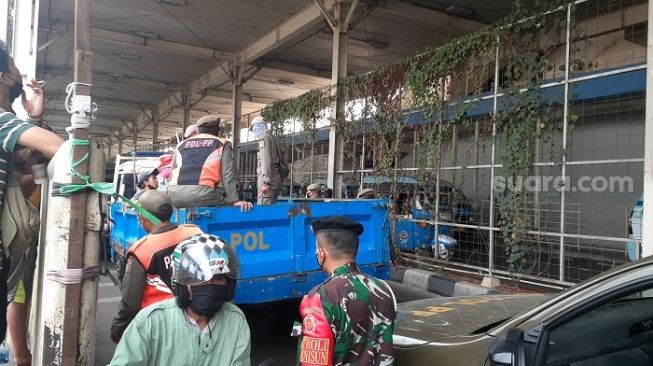 Nekat Jualan di Trotoar Tanah Abang, Gerobak dan Pemilik Diangkut ke Truk
