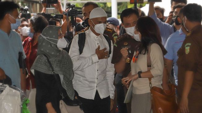 Mark Sungkar saat keluar dari rumah tahanan di Kejaksaan Agung Republik Indonesia, Jakarta Selatan, Rabu (5/5/2021). [Suara.com/Alfian Winanto]