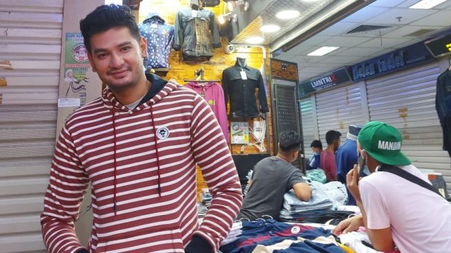 Kevin Hillers mengenakan hoodie dari Urgan. [dokumentasi pribadi]