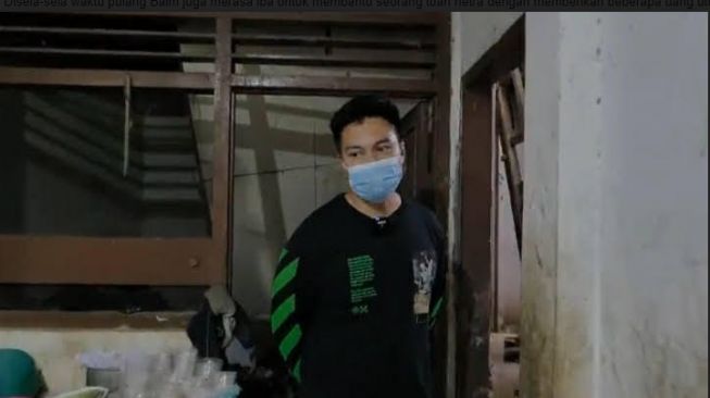 Baim Wong renovasi rumah pemulung [YouTube/Baim Paula]