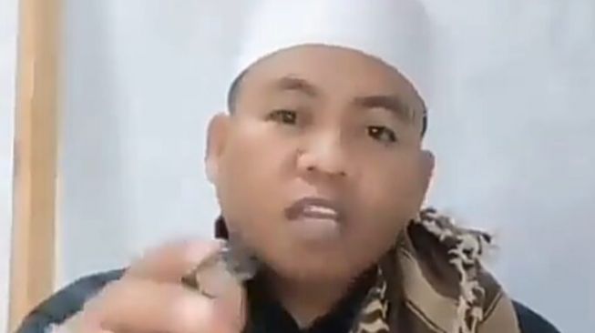Viral pria berpeci putih protes aturan tarawih jaga jarak bisa lupakan Allah.