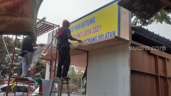 Pos penyekatan mudik di exit Tol Bitung, Curug, Kabupaten Tangerang, milik Polres Tangsel belum rampung dibangun, Rabu (5/5/2021). [Suara.com/Wivy Hikmatullah]