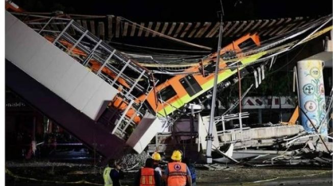 Kereta api amblas menimpa puluhan mobil yang tengah melintas di jalan (Instagram)