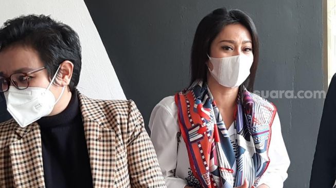 Vicky Zainal (kanan) saat mengadu ke Komnas Perempuan, Rabu (5/5/2021). [Yuliani/Suara.com]
