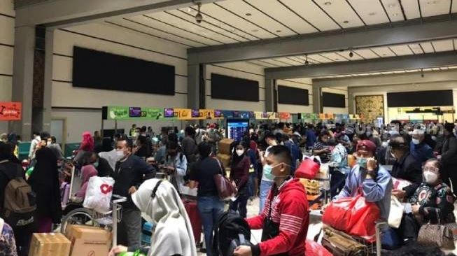 Beberapa Jam Jelang Larangan Mudik, Penumpang Mulai Ramai di Bandara Soetta