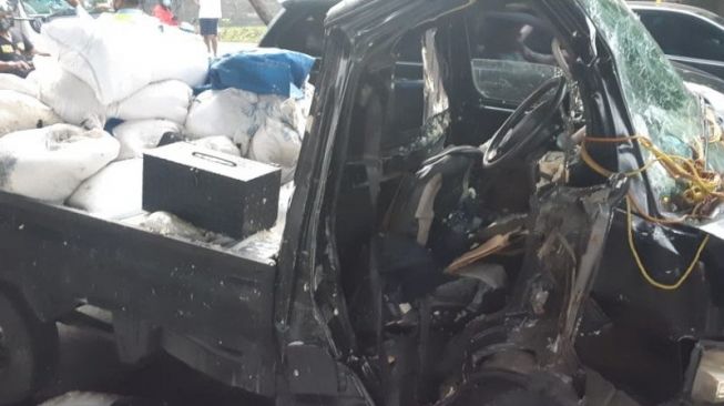 Ngantuk hingga Tabrak Separator Busway, Tubuh Si Sopir Terjepit di Mobil