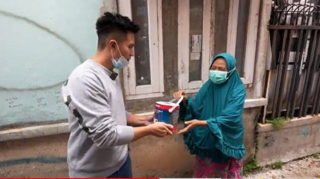 Baim Wong renovasi rumah pemulung [YouTube/Baim Paula]