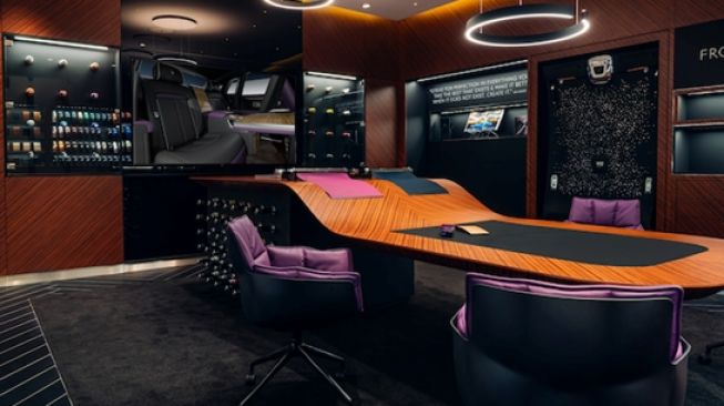 Atelier, ruang penyedia sampel finishing surface, veneer kayu, kulit, benang bordir, dan banyak sampel serta kain domba, pilihan kain kap mobil dan headliner, plus opsi roda  [Rolls-Royce Motor Cars].