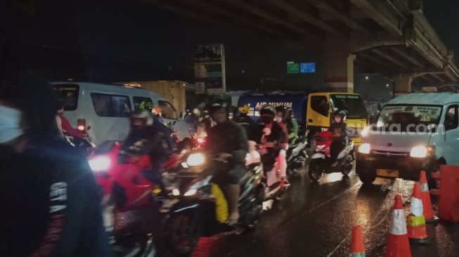 Ratusan Kendaraan Diputar Balik dalam Penyekatan Mudik di Kota Bekasi
