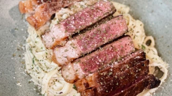 Buka Puasa dengan Menu Spesial One Pot Garlic Parmesan Pasta with Steak