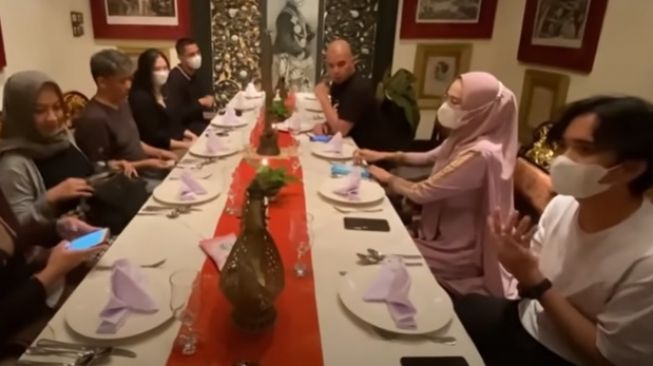 Kebersamaan Ahmad Dhani bareng keluarga mantan suami Mulan Jameela [YouTube/ VIDEO LEGEND]