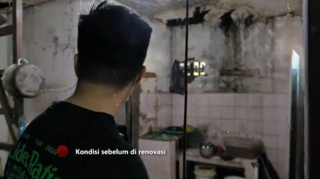 Baim Wong renovasi rumah pemulung [YouTube/Baim Paula]