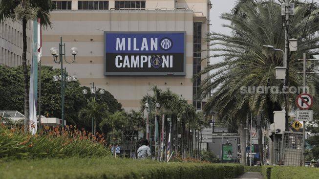 Layar LED yang menampilkan Scudetto Inter Milan terpampang di STC Senayan, Jakarta, Rabu (5/5/2021). [Suara.com/Angga Budhiyanto]
