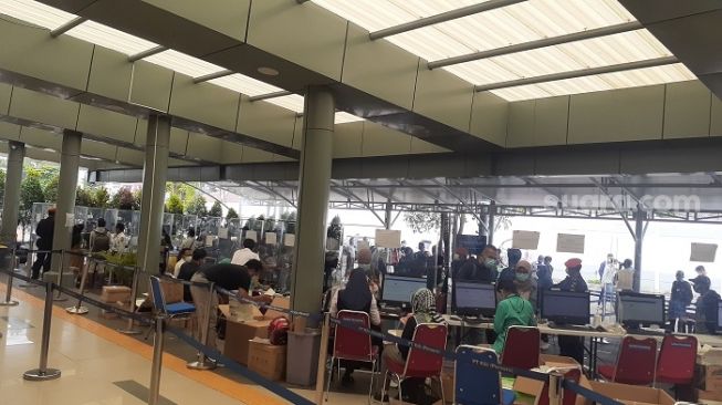 Penampakan Pasar Senen yang dipadati calon penumpang yang mau melaksanakan mudik lebaran. (Suara.com/Yaumal)