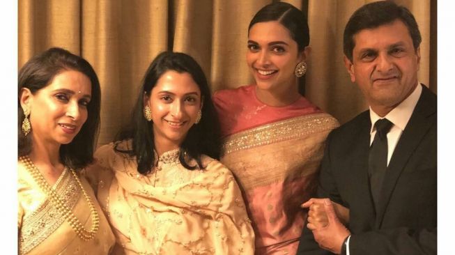 Deepika Padukone bersama ayah, ibu dan adik. [Instagram]