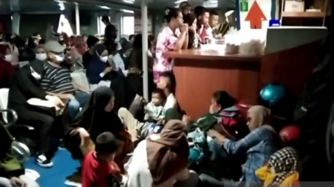 Penumpang kapal feri yang berlayar dari Pelabuhan Torbulu, Kabupaten Konawe Selatan yang hendak menyeberang ke Pelabuhan Tampo Kabupaten Muna, Sulawesi Tenggara duduk dilantai akibat tidak mendapat kursi tempat duduk, Rabu (5/5/2021). (Antara/HO)
