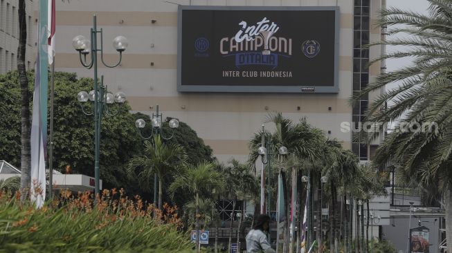 Layar LED yang menampilkan Scudetto Inter Milan terpampang di STC Senayan, Jakarta, Rabu (5/5/2021). [Suara.com/Angga Budhiyanto]