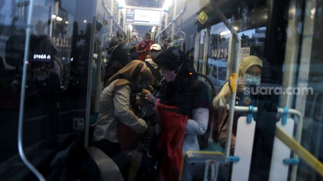 Suasana didalam bus Transjakarta di Stasiun Tanah Abang, Jakarta, Rabu (5/5/2021). [Suara.com/Dian Latifah]
