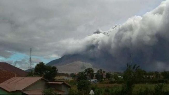 Gunung Sinabung Erupsi Semburkan Awan Panas