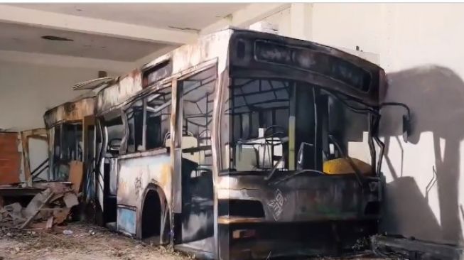 Kreatif Abis! Pria Ini Ubah Tembok Beton Jadi Bus Reyot Jadi-jadian