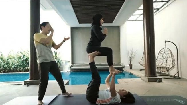 Posisi yoga kamasutra Atta Halilintar dan Aurel Hermansyah. [YouTube/ Atta Halilintar]