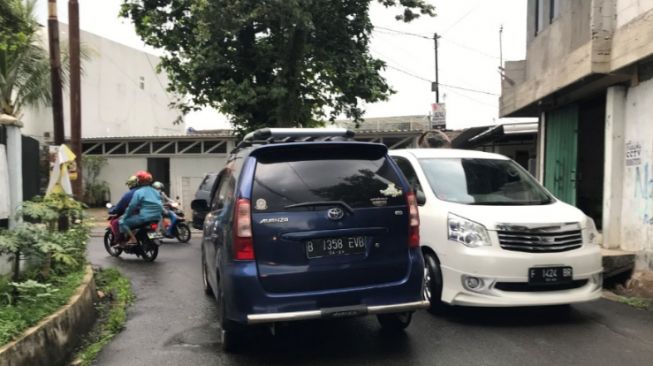 Kondisi arus lalu lintas di jalan tikus atau alternatif Jalan Bantar Kemang, Kota Bogor, nampak padat merayap. Sejumlah kendaraan roda empat berplat nomor luar Bogor melintas secara perlahan, Kamis (6/5/2021). (Suarabogor.id/Regi Pranata Bangun).