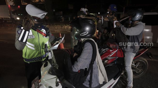 Ratusan Kendaraan Tujuan Cianjur Diputar Balik di Jembatan Citarum