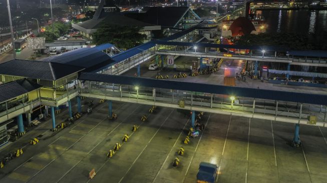 Foto aerial suasana sepi di Pelabuhan Merak, Banten, Rabu (5/5/2021) malam.  ANTARA FOTO/Galih Pradipta