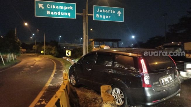 Puluhan Mobil Nekat Terobos Pembatas Jalan Demi Masuk Tol Jakarta-Cikampek