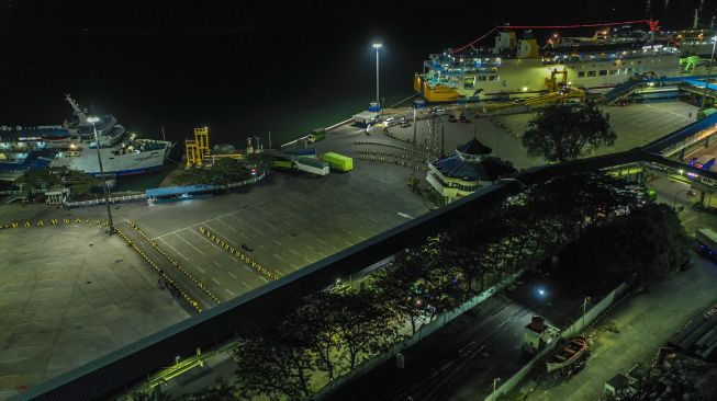 Foto aerial suasana sepi di Pelabuhan Merak, Banten, Rabu (5/5/2021) malam.  ANTARA FOTO/Galih Pradipta
