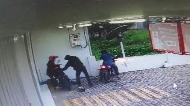 Tunggu Toko Buka, Karyawati Minimarket di Bandar Lampung Dirampok