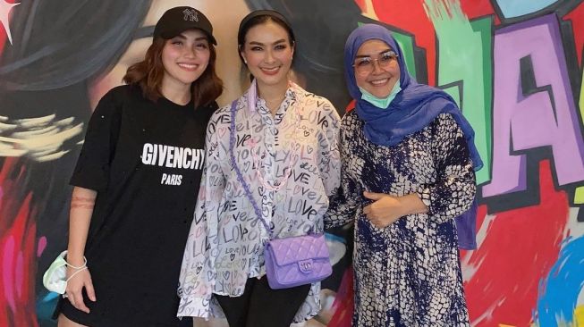 Iis Dahlia bersama Ayu Ting Ting dan ibunya, Umi Kalsum. [Instagram]