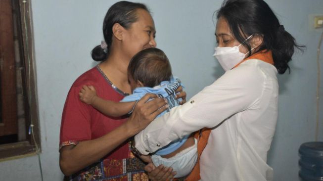 Sempat Terkubur Lumpur, Bayi 10 Bulan Selamat dari Banjir Bandang NTT