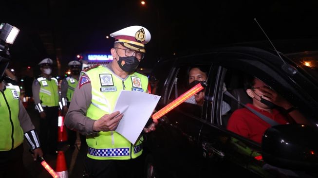 Dirlantas Polda Metro Jaya Kombes Sambodo Purnomo Yogo memimpin langsung penyekatan mudik Lebaran di Cikarang Barat, Kamis (6/5/2021). [Twitter@TMCPoldaMetro]