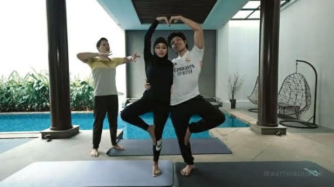 Posisi yoga kamasutra Atta Halilintar dan Aurel Hermansyah. [YouTube/ Atta Halilintar]