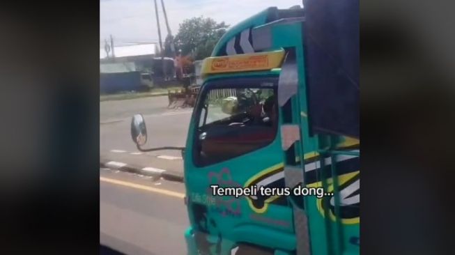 Anak sopir truk ketemu ayah di jalan saat mudik. (TikTok)