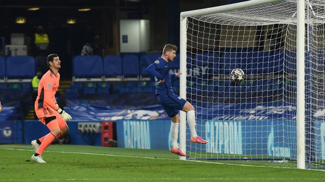 Striker Chelsea Timo Werner, menyundul bola rebound untuk mencetak gol pembuka selama pertandingan sepak bola semifinal leg kedua Liga Champions antara Chelsea melawan Real Madrid di Stamford Bridge,  Kamis (6/5/2021) dini hari Glyn KIRK / AFP