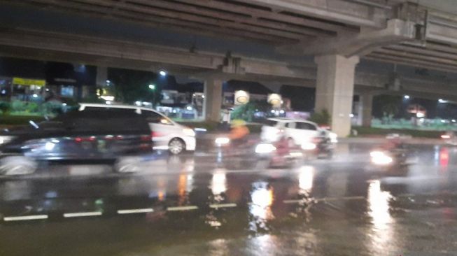 Sejumlah kendaraan melintas di Jalan Raya Kalimalang pada H-1 larangan mudik, Jakarta, Rabu (5/5/2021) malam. [ANTARA/Yogi Rachman]