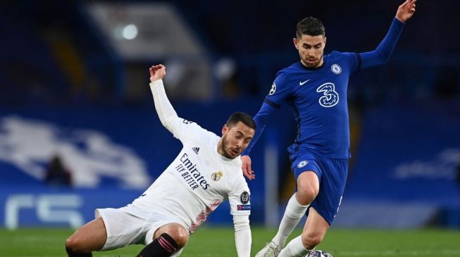 Chelsea midfielder Jorginho snatches the ball from Real Madrid striker Eden Hazard in the Champions League semifinal second leg match at Stamford Bridge, London, Thursday (6/5/2021) early morning WIB. [Glyn KIRK / AFP]