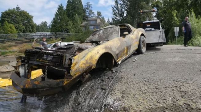 Bersih-Bersih Dasar Sungai, Orang Ini Malah Temukan Mobil Mewah