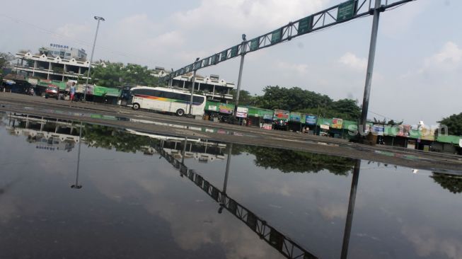 Suasana sepi Terminal Bekasi, Kota Bekasi, Kamis (6/5/2021). [Suara.com/Dian Latifah]