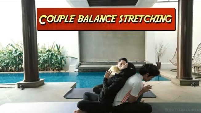 Posisi yoga kamasutra Atta Halilintar dan Aurel Hermansyah. [YouTube/ Atta Halilintar]