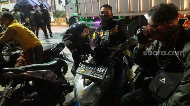 Pemotor diputar balik polisi saat hendak nyebrang ke Lampung [Suara.com/Adi Mulyadi]