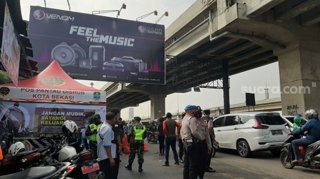 Nekat Mudik Jelang Sahur, 15 Mobil Diputar Balik Polisi di Kalimalang