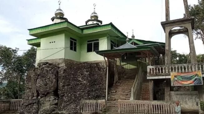 Unik! Masjid Tua Ini Dibangun di Atas Bongkahan Batu Besar